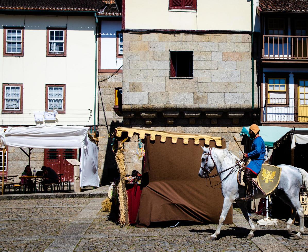 guimaraes, portugal - 24 juin 2017 célébration de la fête de la ville et bataille de sao mamede homme guerrier à cheval photo