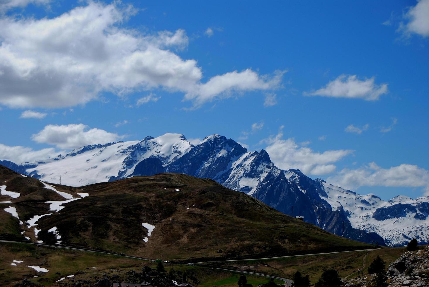 montagnes avec neige et ciel bleu photo