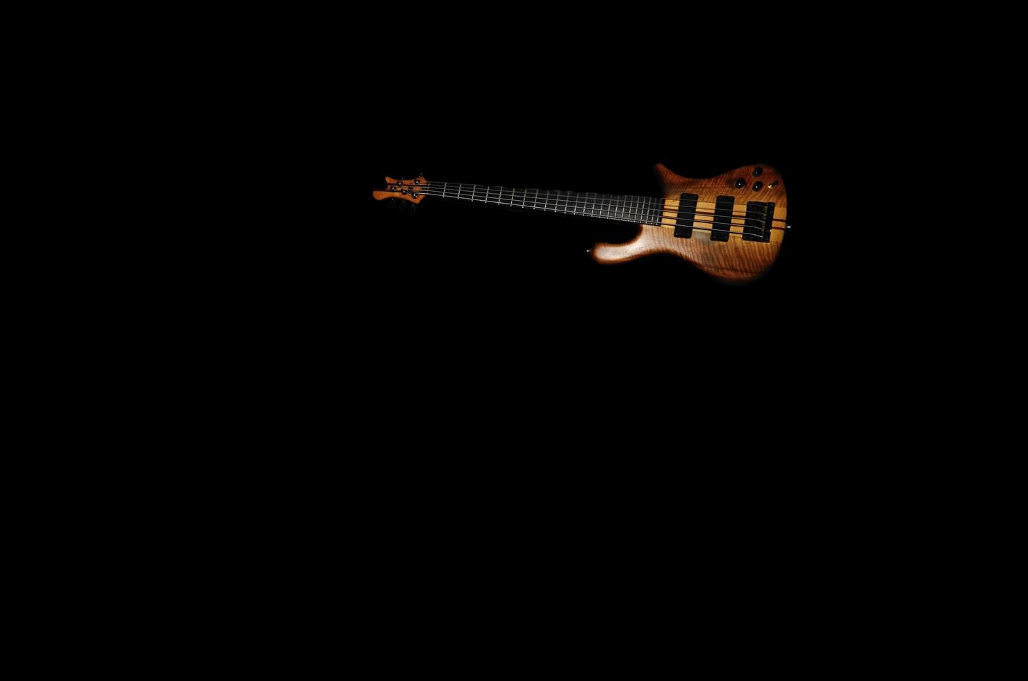 Vue de la guitare basse sur fond noir photo