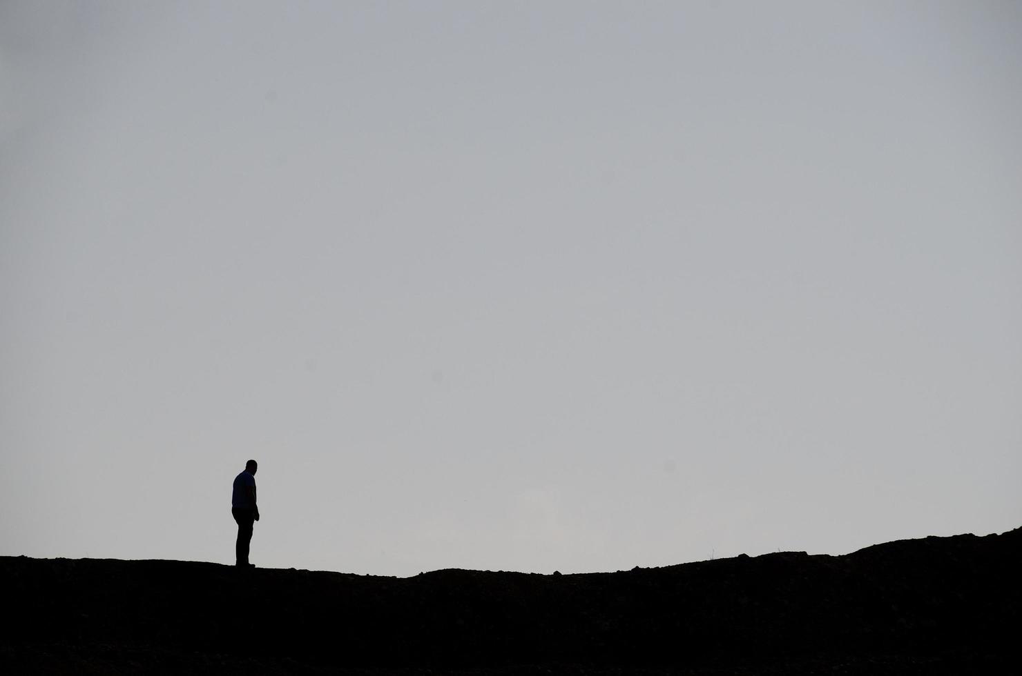 homme en noir avec du gris photo