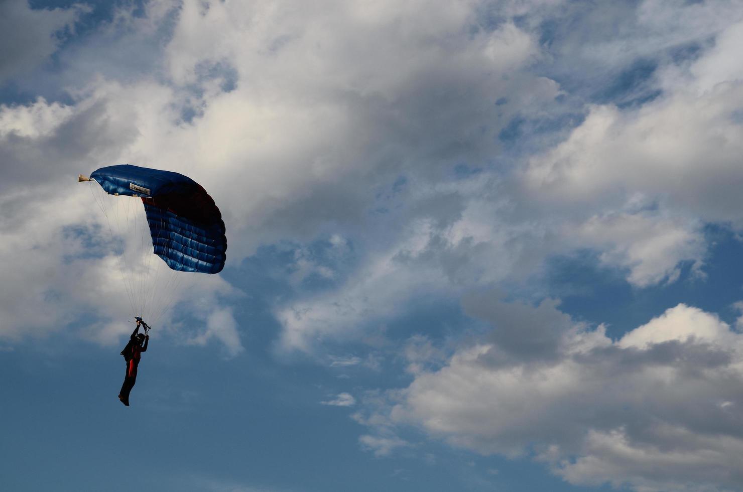 parachutiste avant l'atterrissage photo