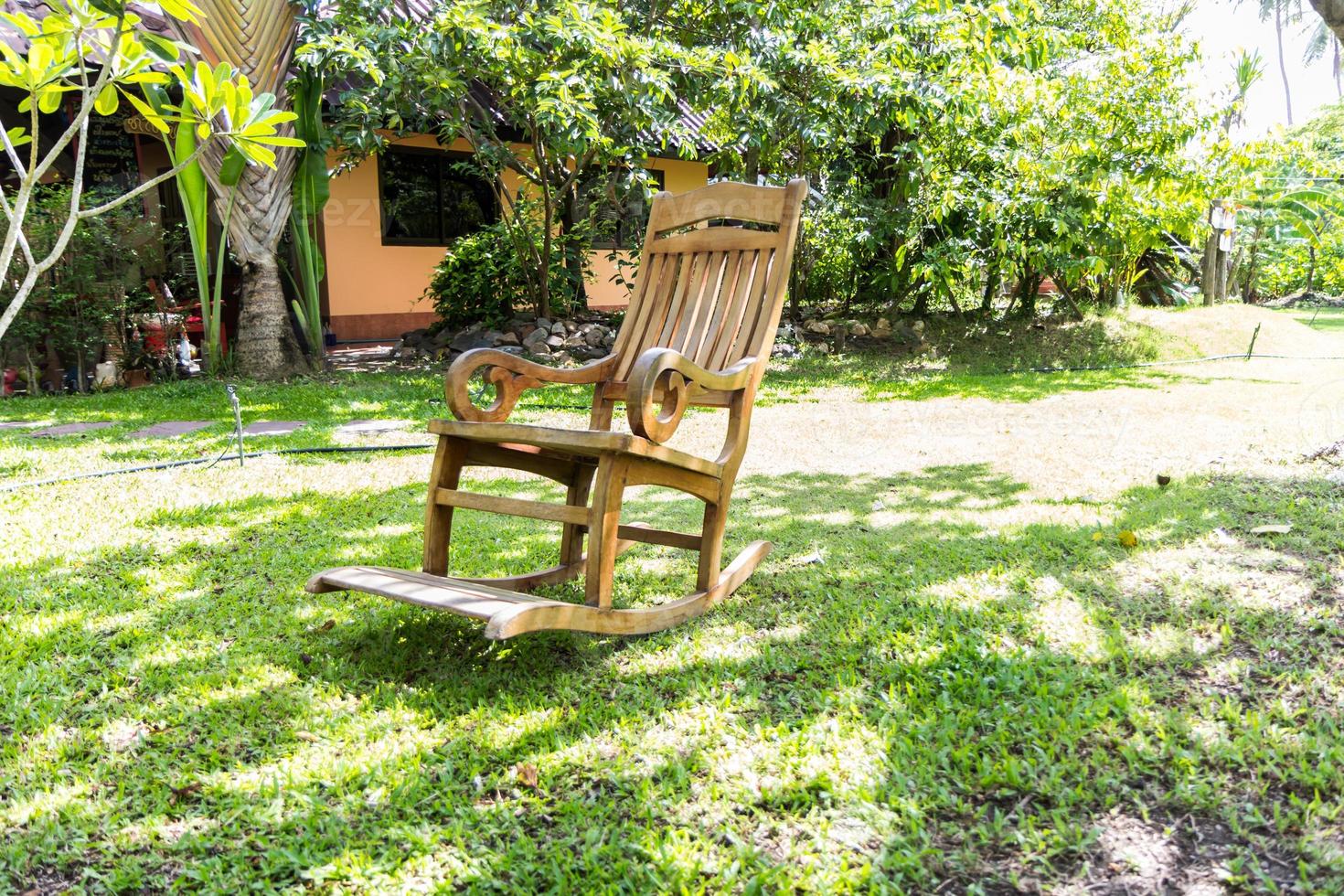 chaise berçante vide sur l'herbe photo