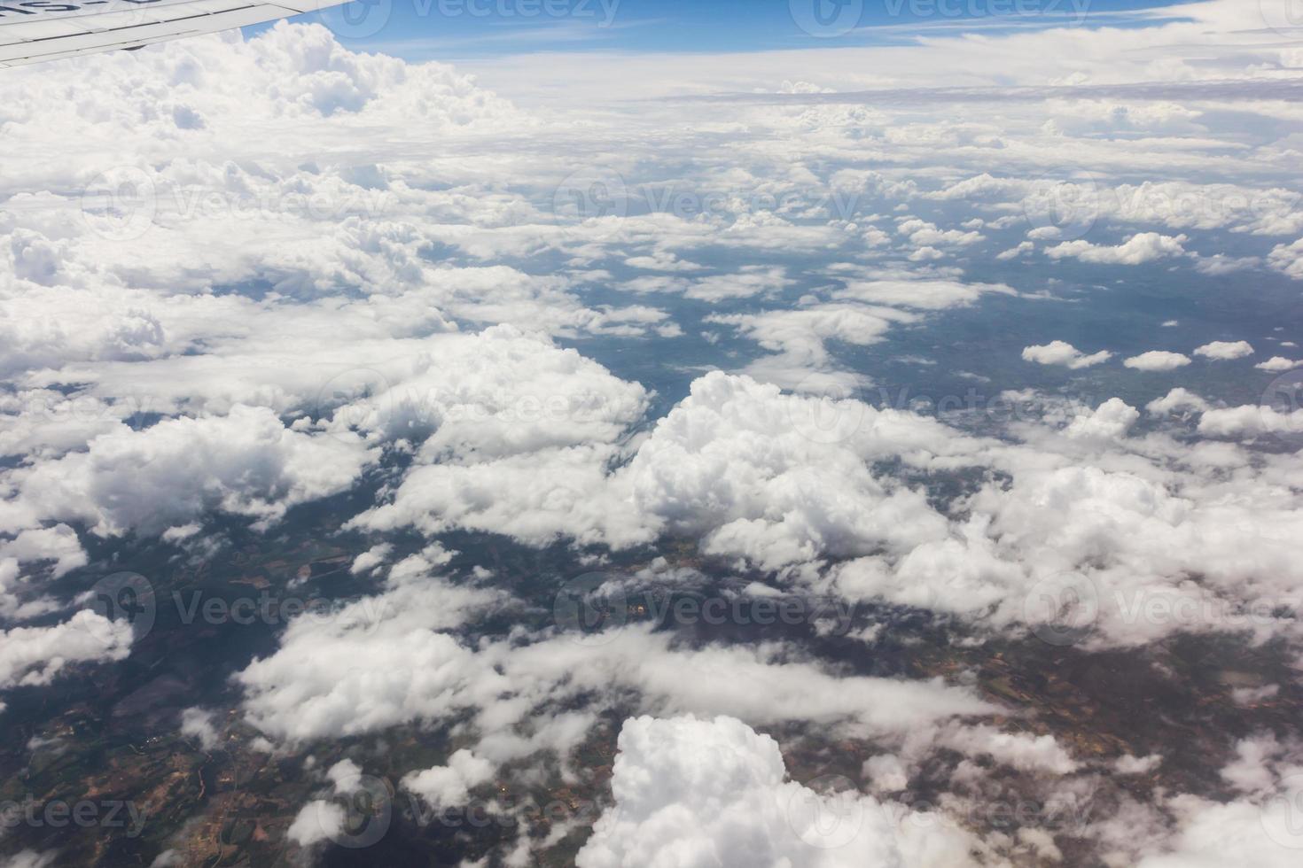 ciel bleu avec des nuages dans l'avion photo