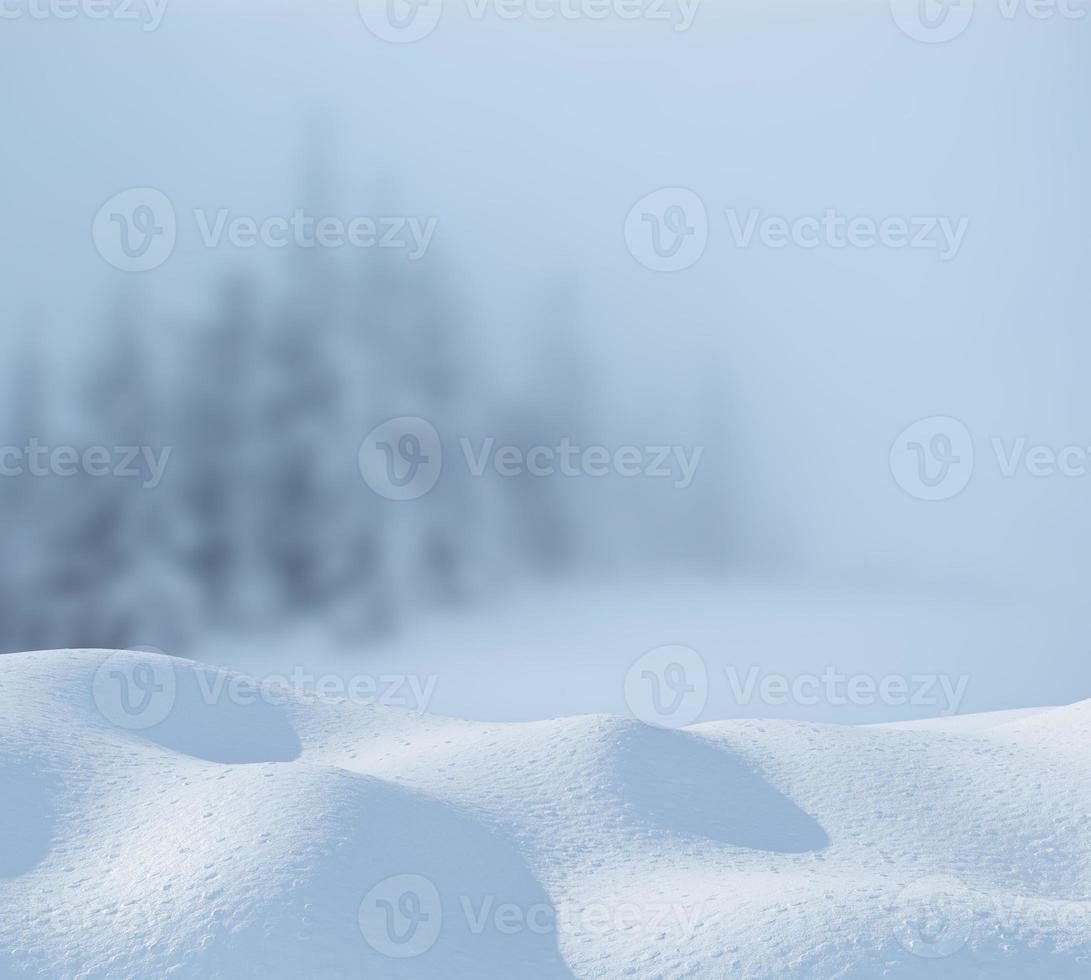 fond d'hiver avec un tas de neige et un épais brouillard en arrière-plan. espace de copie pour le texte. bonne année. carpates. Ukraine. photo