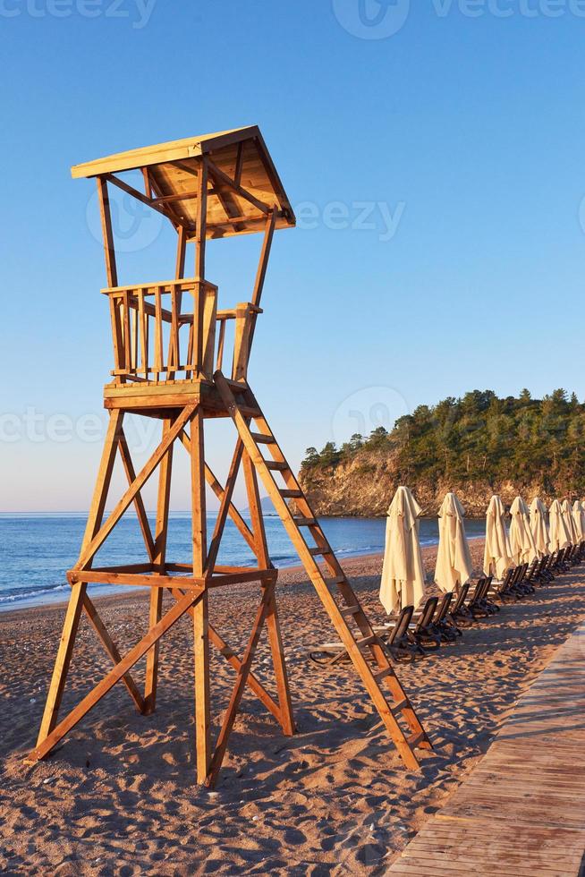 cabane en bois de plage pour garde-côtes photo