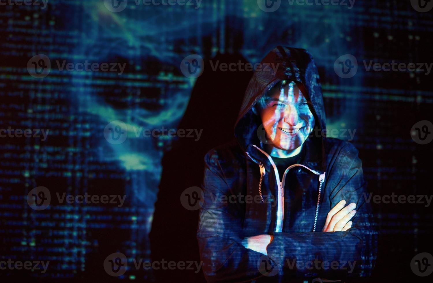 cyberattaque avec un pirate à capuchon méconnaissable utilisant la réalité virtuelle, effet de pépin numérique photo