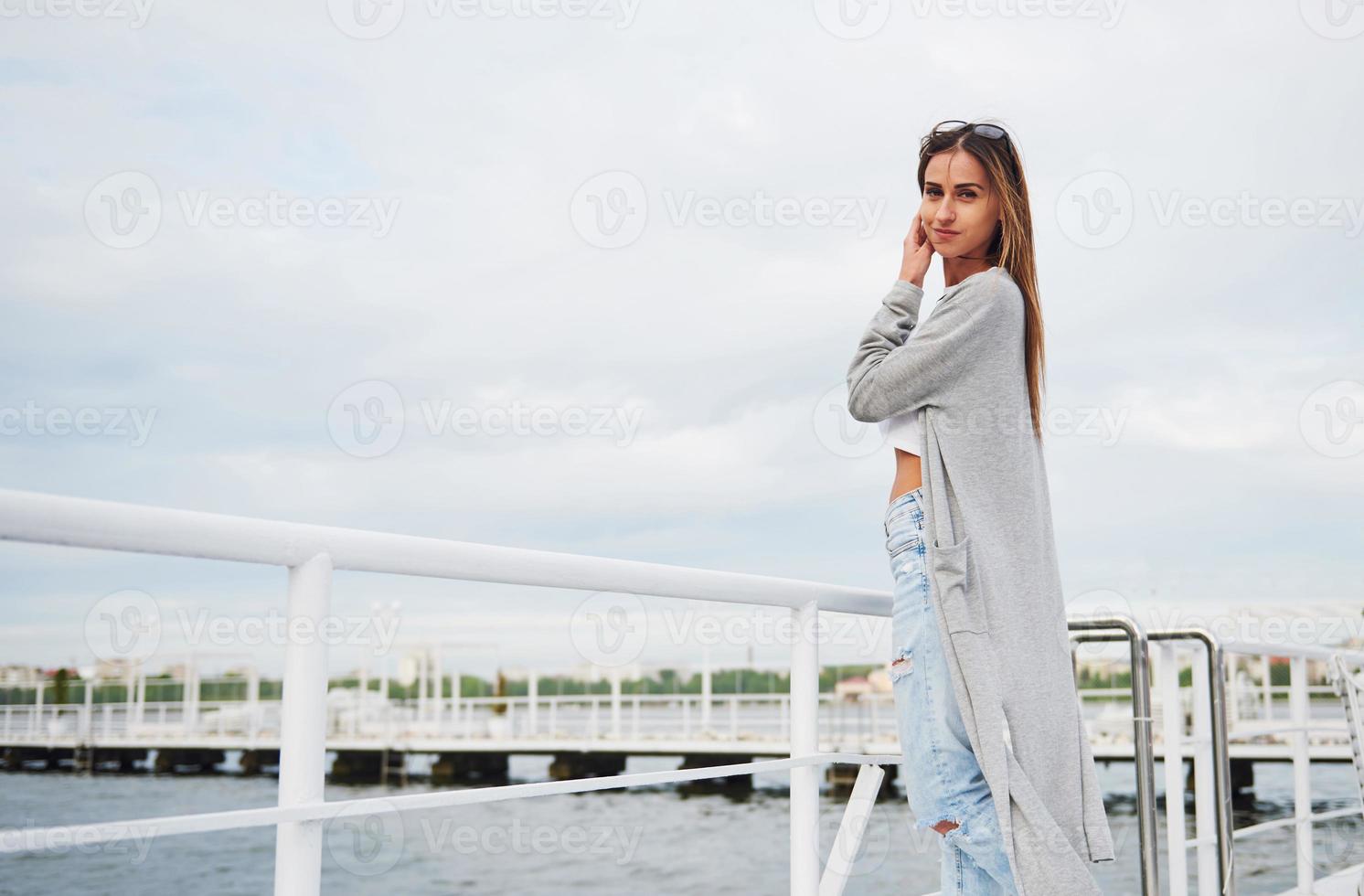 portrait d'une jeune fille heureuse en robe élégante près de l'eau. photo