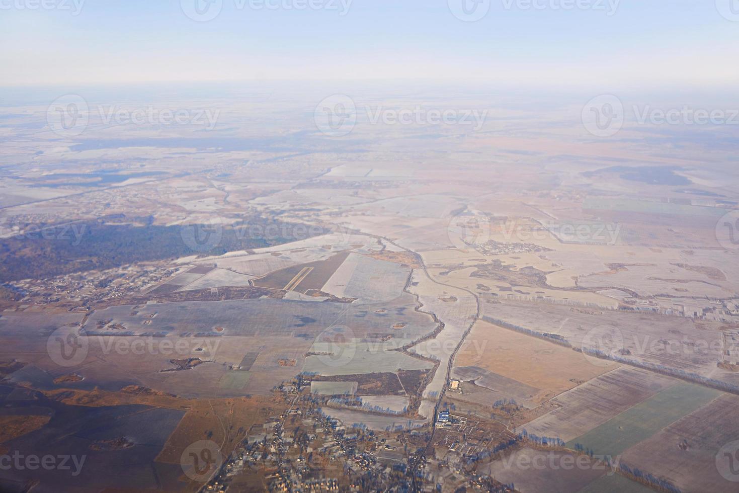 vue sur l'aile d'avion dans le ciel. concept de voyage et de transport photo