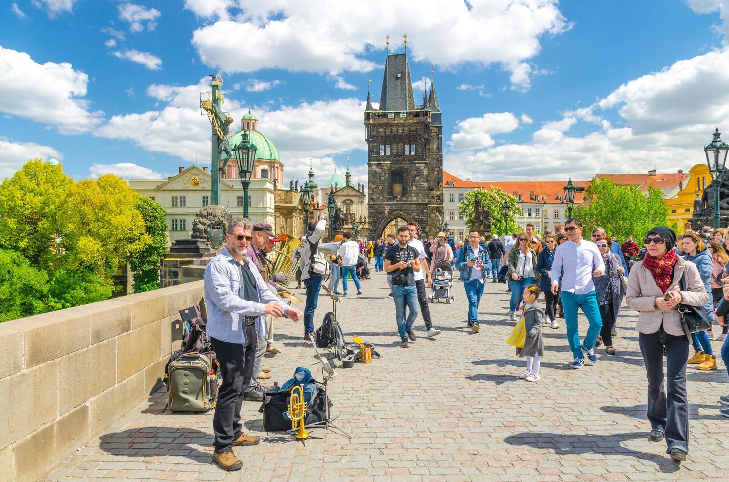 Prague, République tchèque, 13 mai 2019, des musiciens de rue jouent de leurs instruments photo