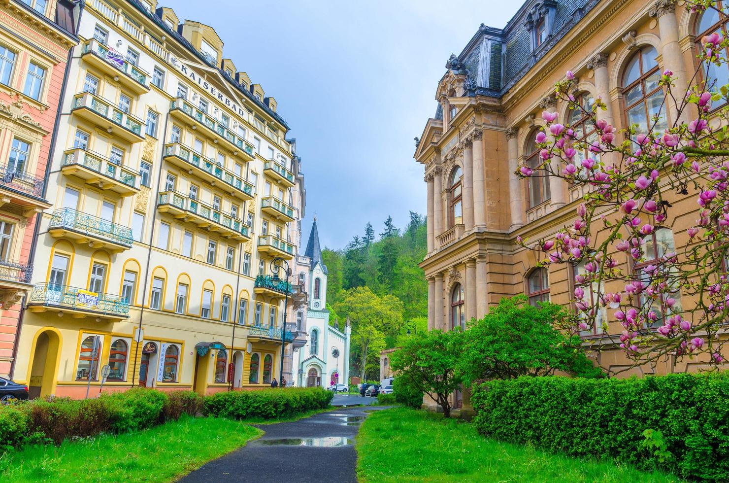 karlovy varie, république tchèque, 10 mai 2019 centre-ville historique de carlsbad avec de beaux bâtiments traditionnels colorés photo