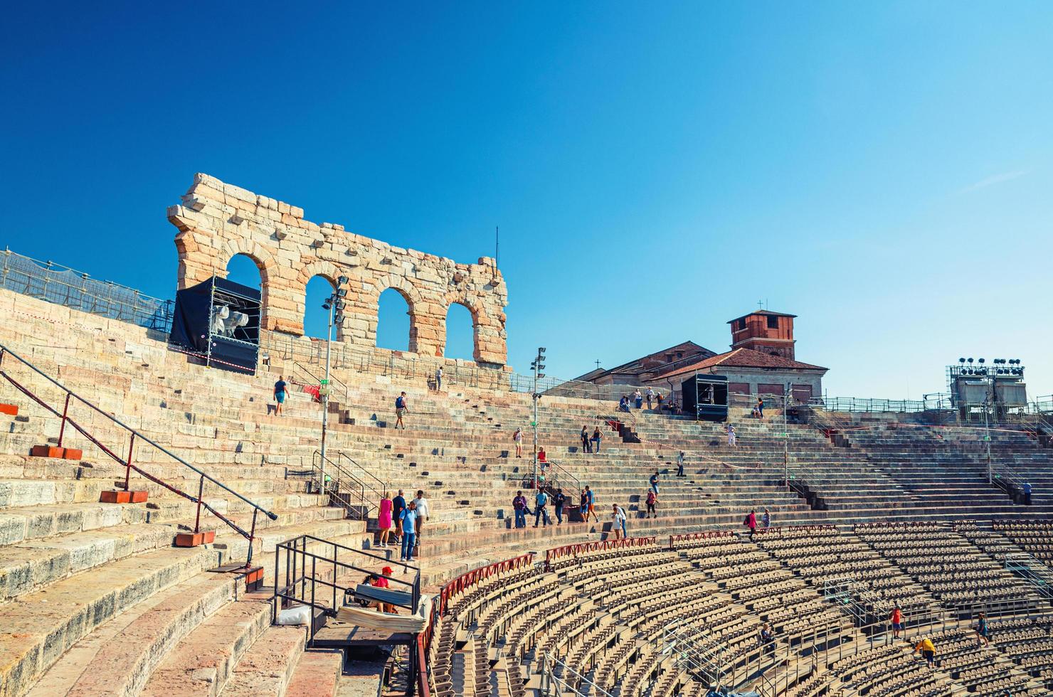 vérone, italie, 12 septembre 2019 vue intérieure de l'arène de vérone avec supports en pierre. amphithéâtre romain arena di verona photo