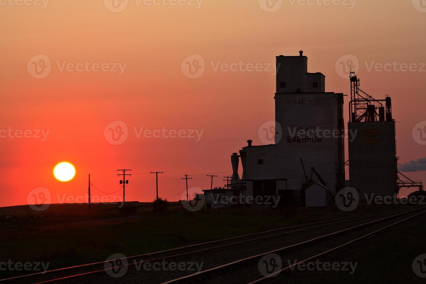 coucher de soleil derrière le terminal céréalier des sourcils en saskatchewan photo