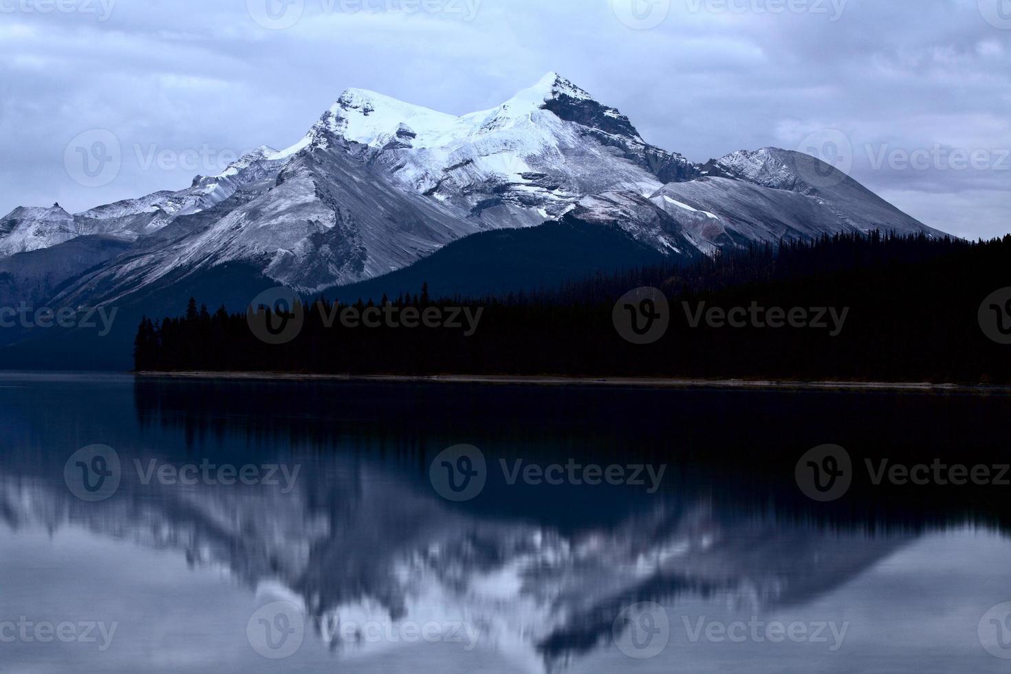 montagnes rocheuses au lac maligne en alberta photo