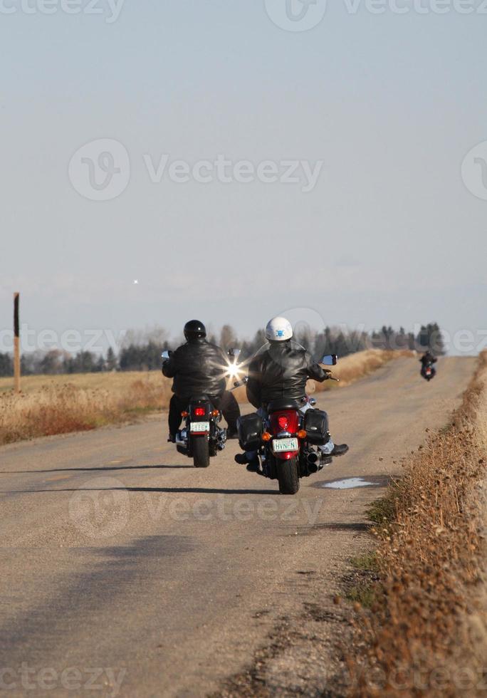 motocyclistes roulant sur une route de la saskatchewan photo