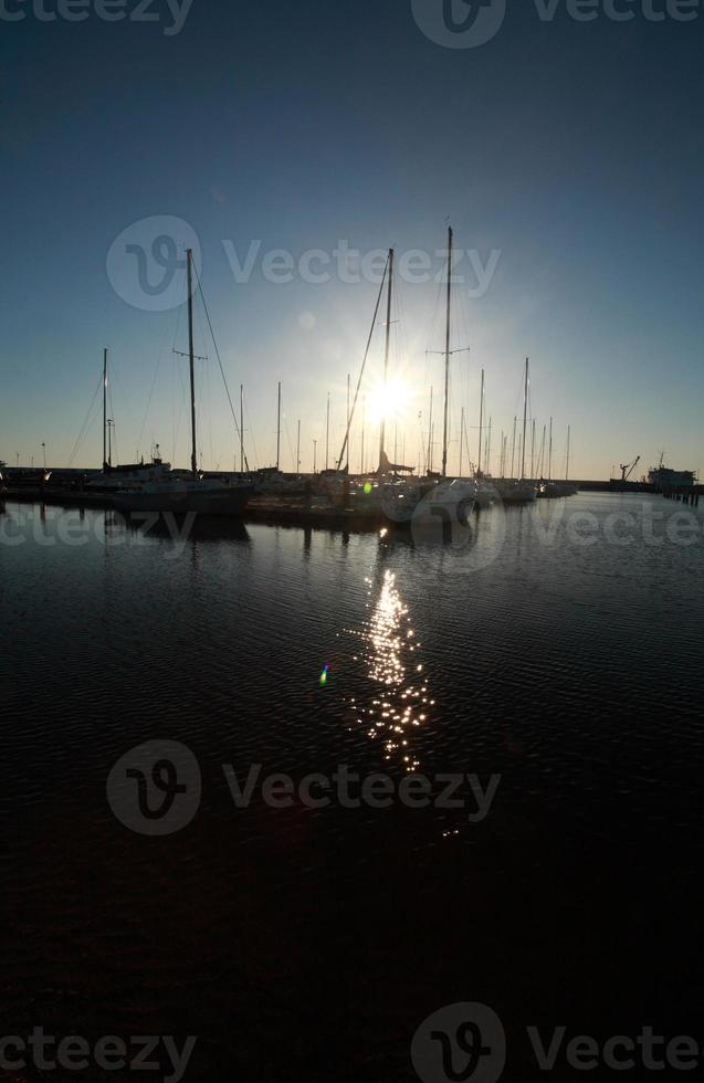 lever du soleil à gimli marina sur le lac winnipeg photo