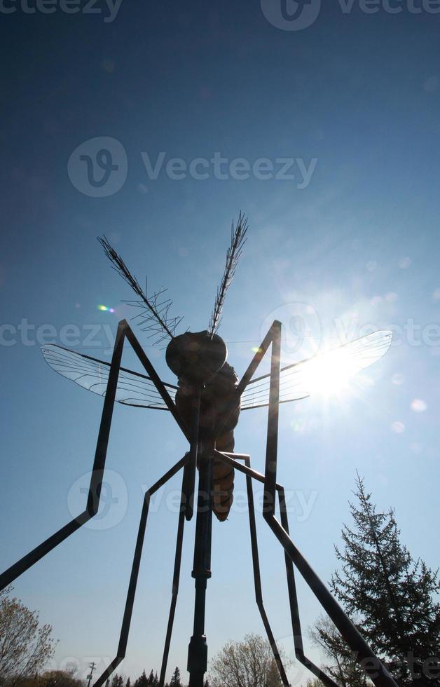 statue géante de moustiques à komarno, manitoba photo