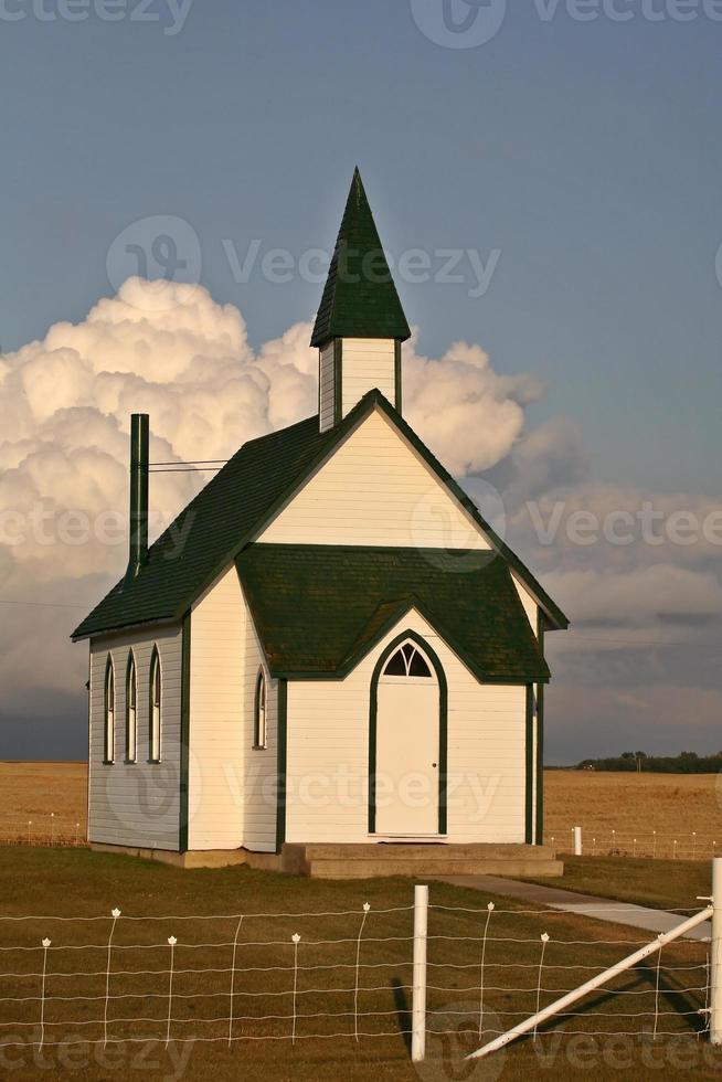 nuages de tonnerre se formant derrière une église de campagne photo