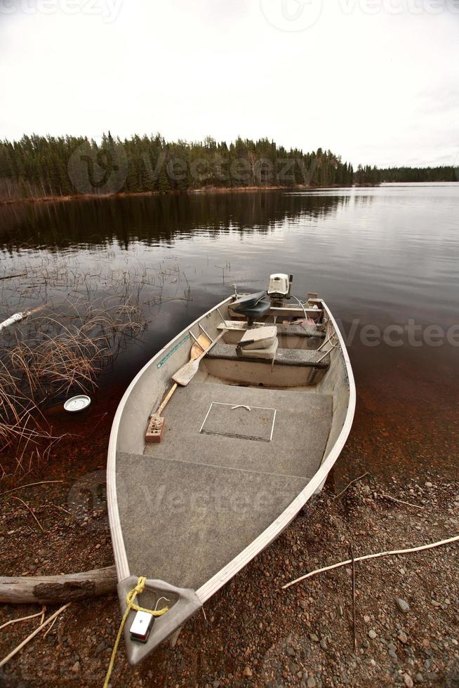 bateau à moteur échoué sur le lac du nord du manitoba photo