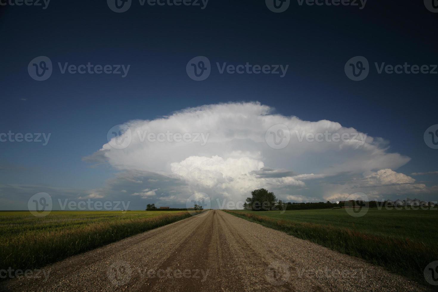 nuages d'orage sur la route de campagne de la saskatchewan photo