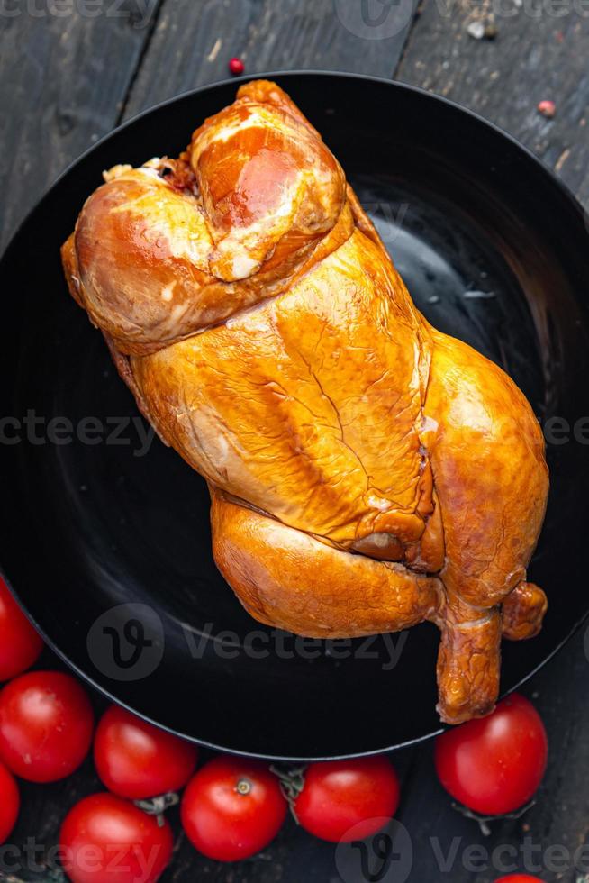 poulet cuit au four frit table de pâques festive fumée fond de nourriture de volaille entière photo