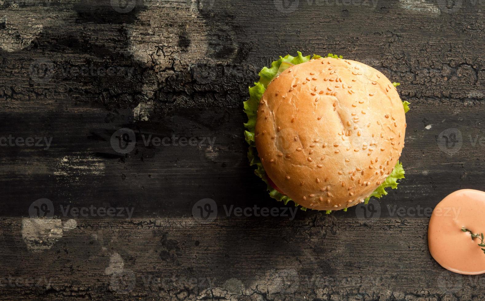 cheeseburger sur une surface en bois photo