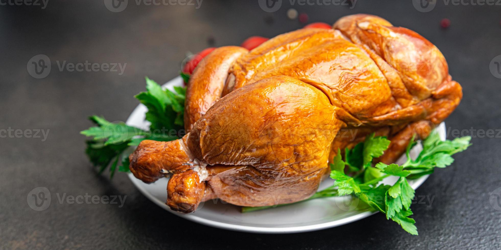 poulet cuit au four frit table de pâques festive fumée fond de nourriture de volaille entière photo