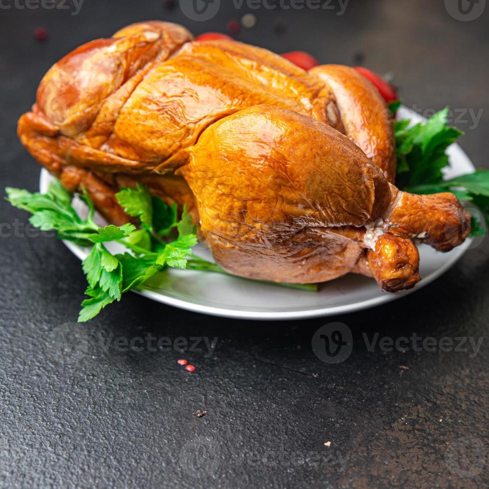 poulet cuit au four frit table de pâques festive fumée fond de nourriture de volaille entière photo