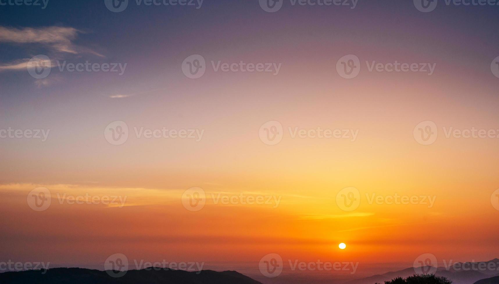 coucher de soleil avec rayons de soleil, ciel avec nuages et soleil photo