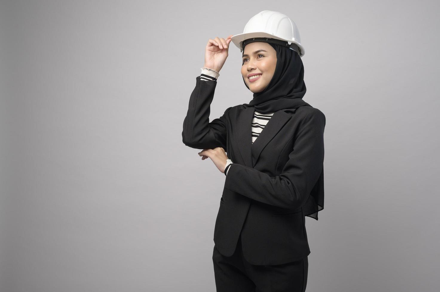 Ingénieur femme musulmane portant le hijab sur fond blanc photo