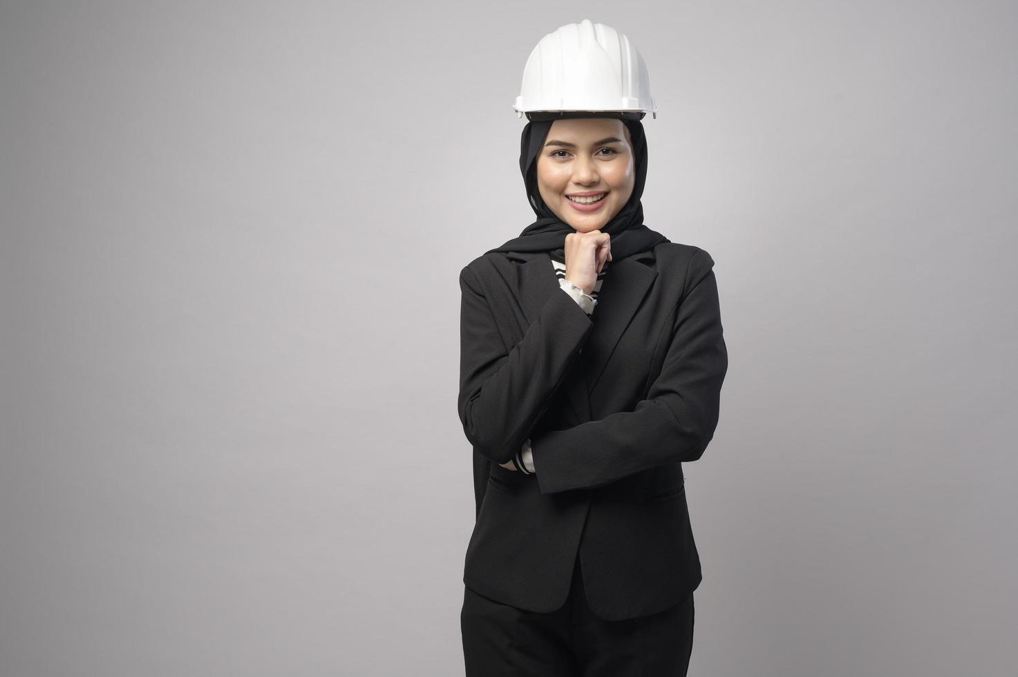 Ingénieur femme musulmane portant le hijab sur fond blanc photo