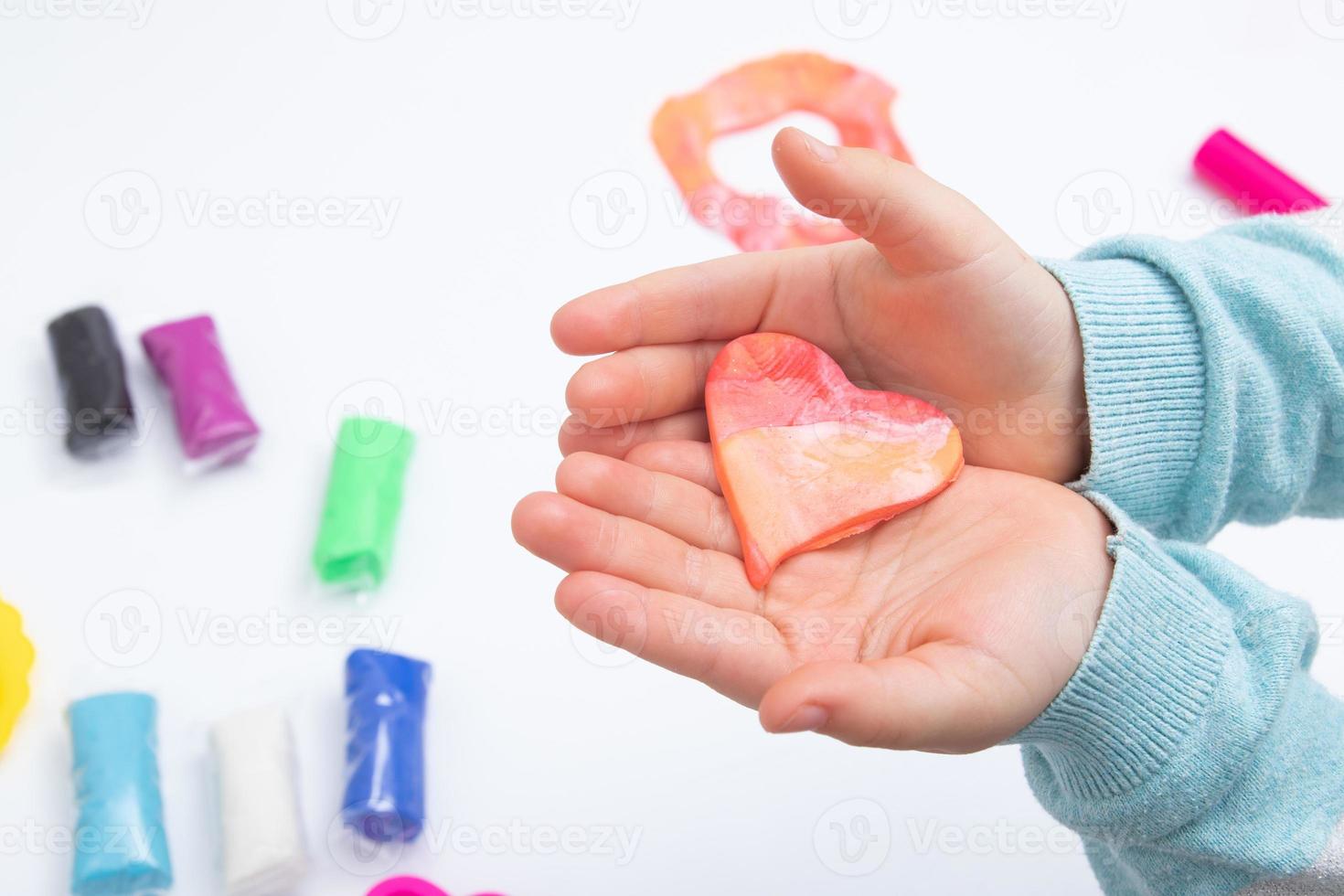 les mains des enfants jouent de la pâte pour la créativité des enfants. jeu de société pour le développement de la motricité fine photo