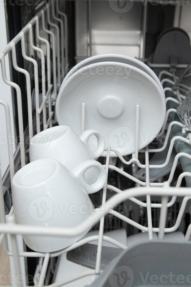 vaisselle blanche au lave-vaisselle. devoirs avec concept de lave-vaisselle photo