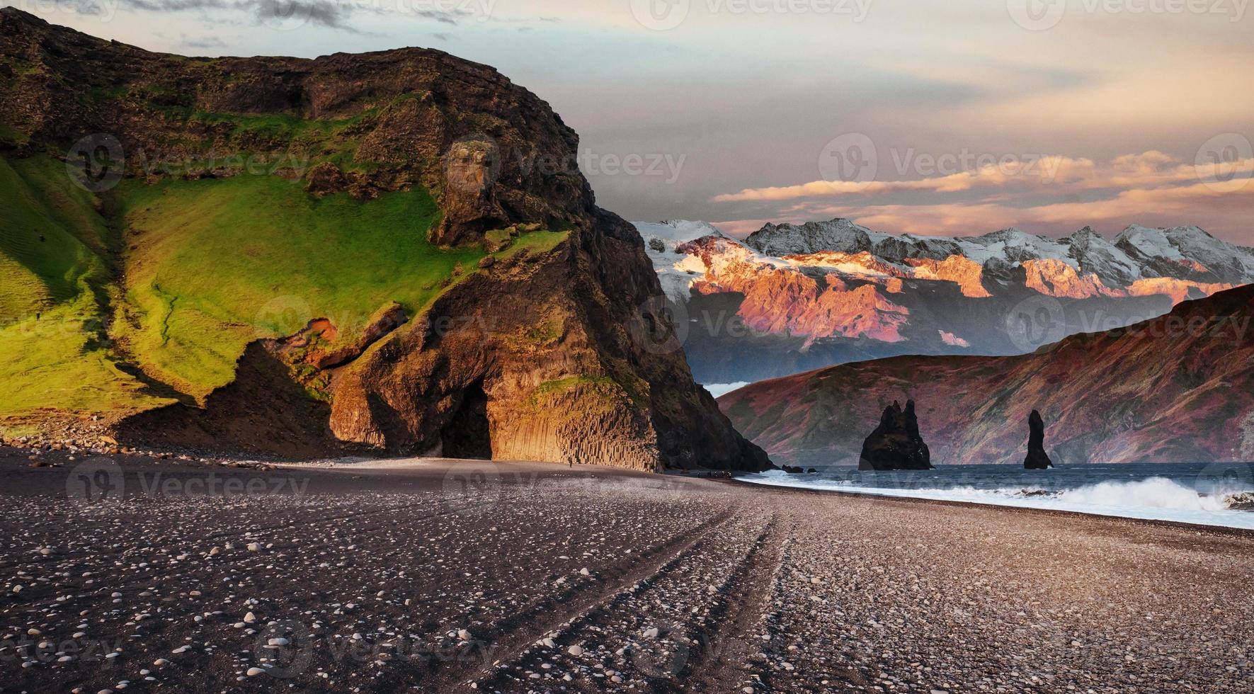 célèbres formations rocheuses de reynisdrangar sur la plage noire de reynisfjara. côte de l'océan atlantique près de vik, sud de l'islande photo