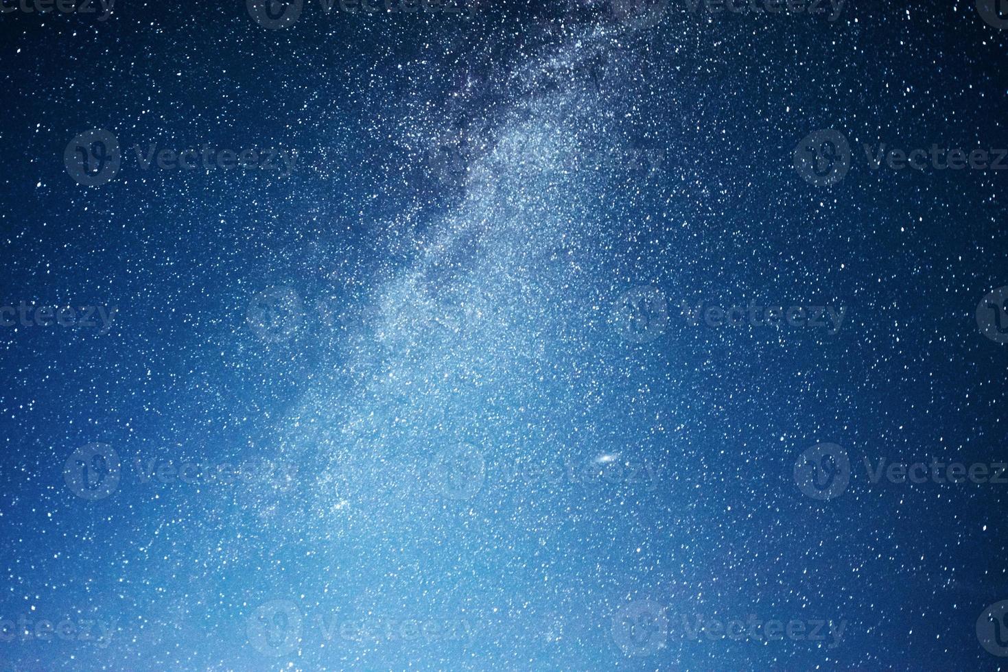 ciel nocturne vibrant avec étoiles et nébuleuse et galaxie. astrophoto du ciel profond photo