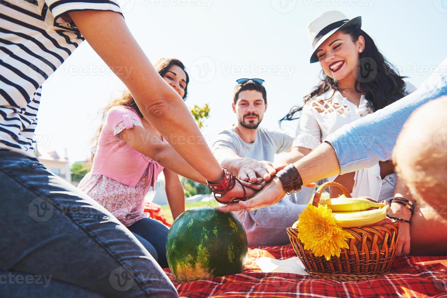 amis à l'extérieur camping concept d'unité de travail d'équipe photo