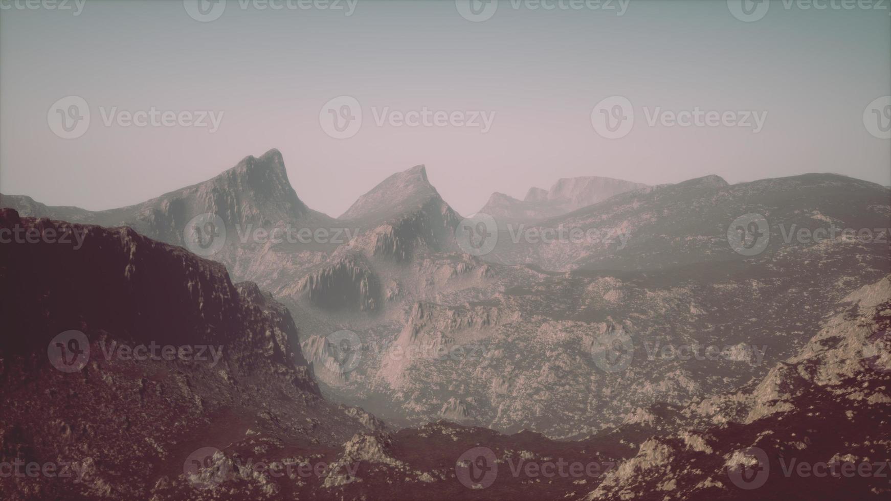 paysage de la chaîne de montagnes des dolomites couvertes de brouillard photo