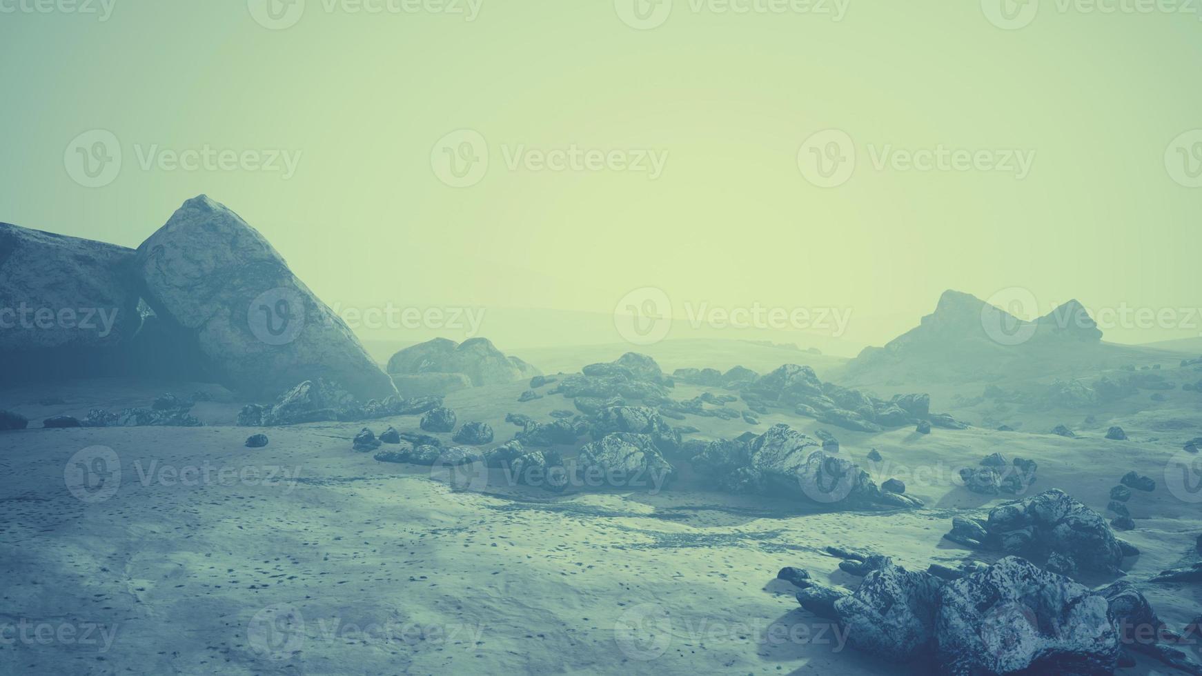 paysage pittoresque avec de belles montagnes enneigées dans des nuages bas photo