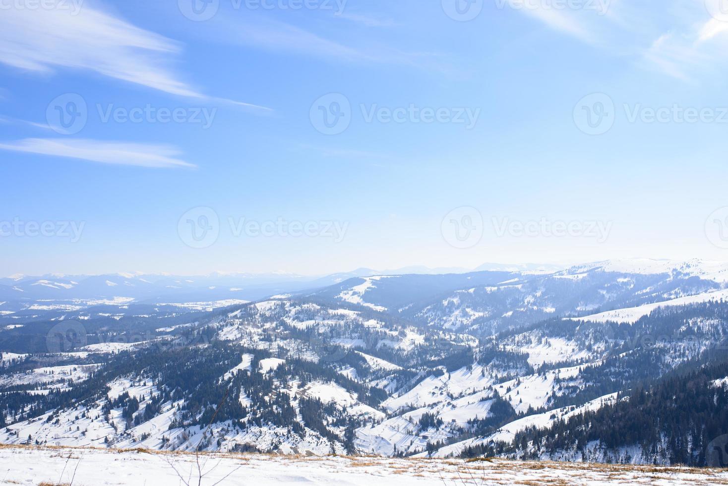 paysage d'hiver majestueux éclairé par la lumière du soleil le matin. scène hivernale dramatique. emplacement carpates, ukraine, europe. monde de la beauté. style rétro et vintage, filtre doux. effet tonifiant instagram. photo