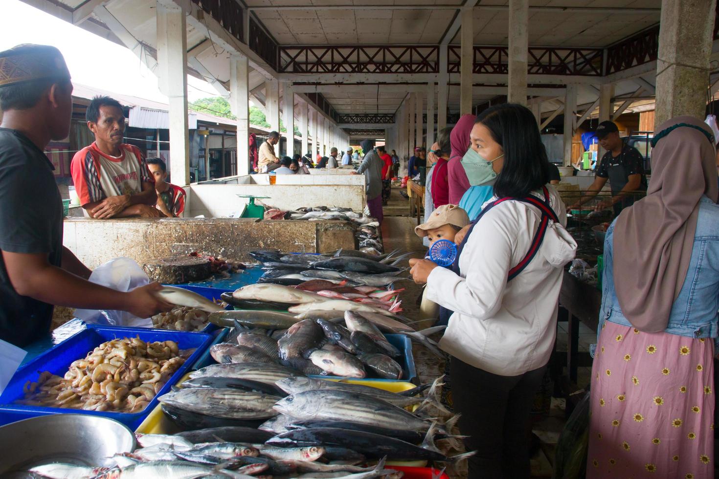 kalimantan oriental, indonésie - 27 janvier 2022 - activités d'achat et de vente au marché aux poissons du village de linggang bigung. photo