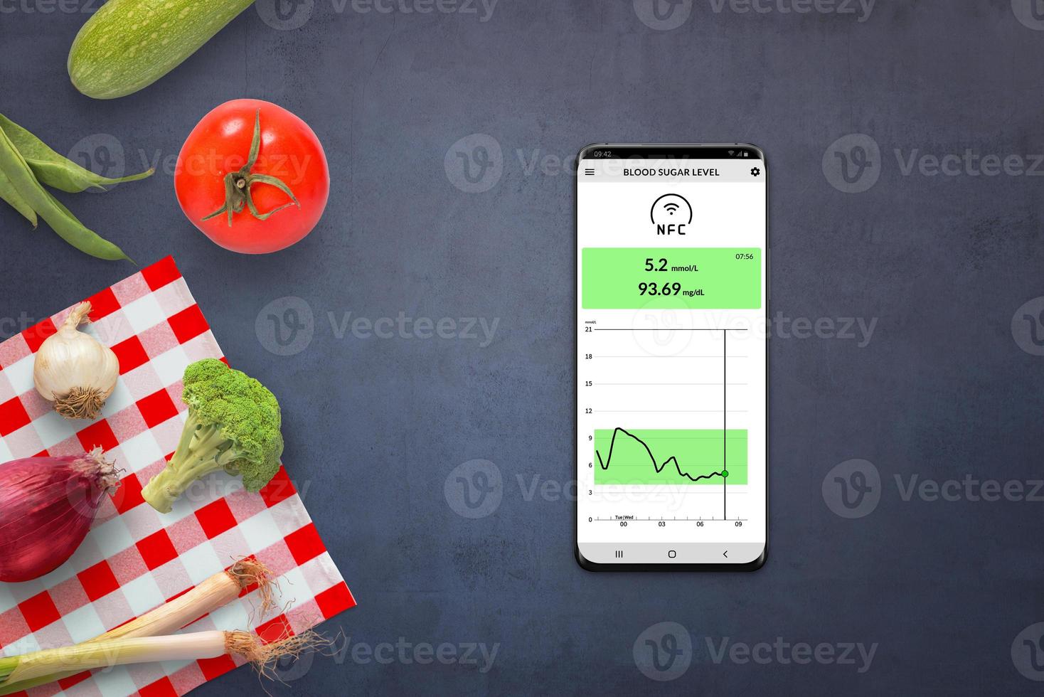 téléphone portable avec application de mesure du taux de sucre dans le sang à l'aide de capteurs nfc. aliments sains, légumes à côté. vue de dessus, mise à plat, composition photo