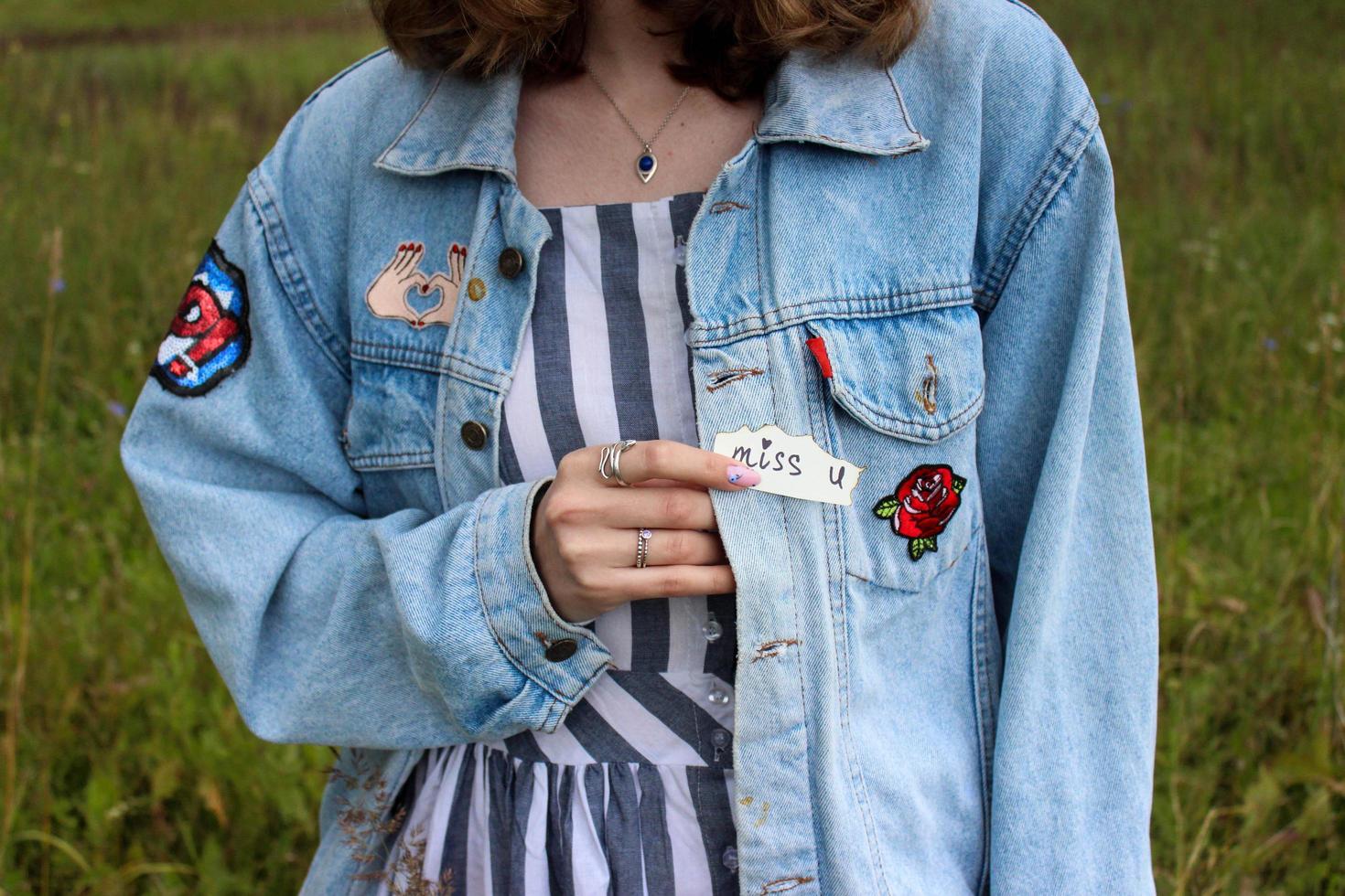 fille dans une veste en jean avec les mots tu me manques photo