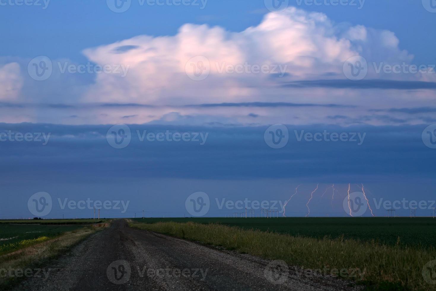 nuages de tempête dans la ville pittoresque de la saskatchewan photo