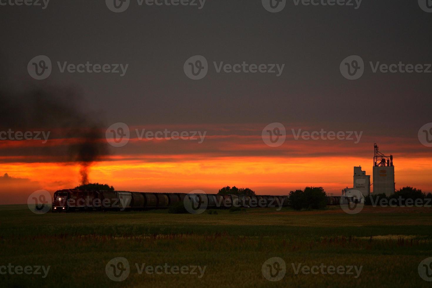 train passant par sourcil saskatchewan au coucher du soleil photo