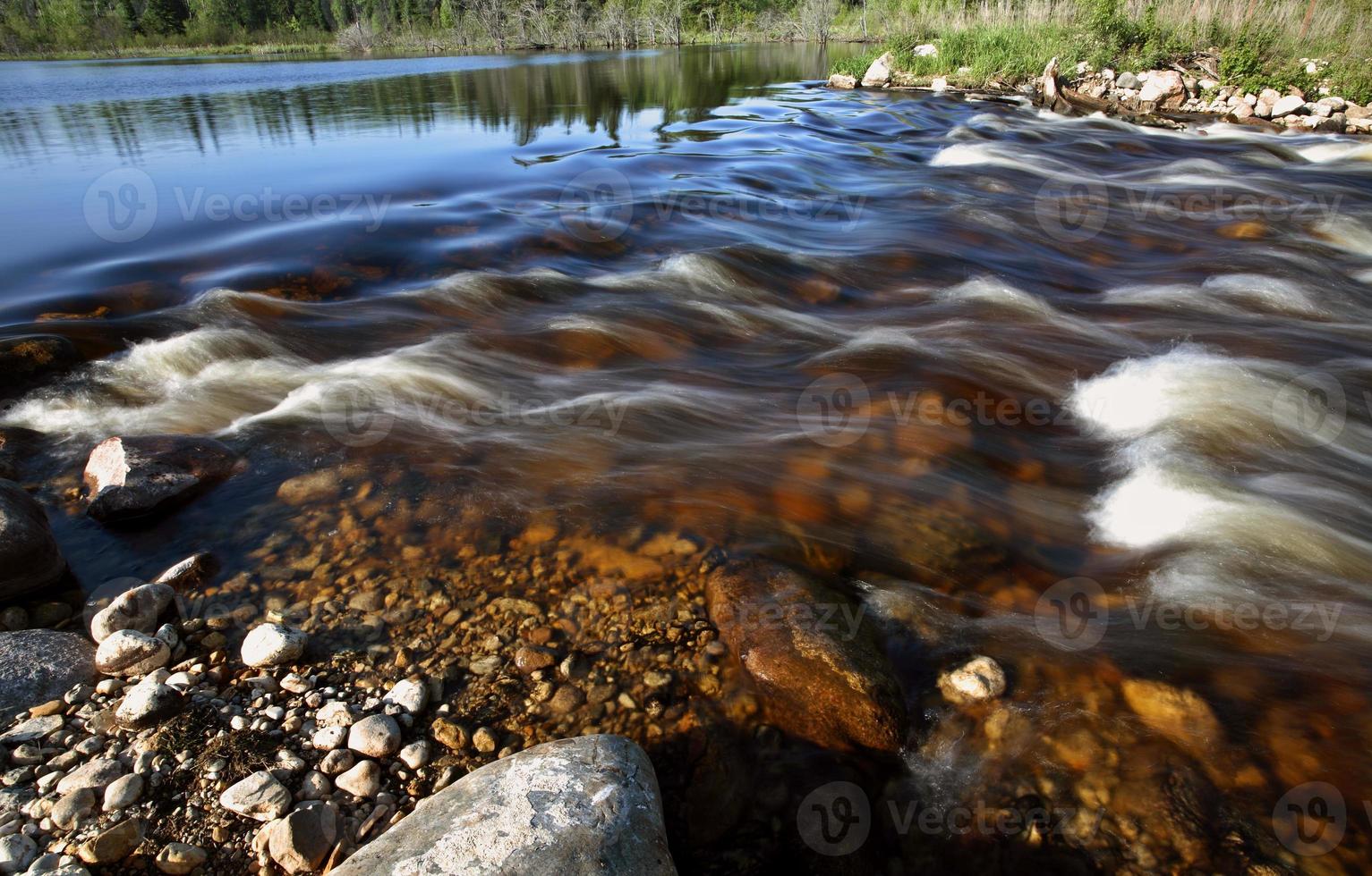 rapides de la rivière peepaw dans la pittoresque saskatchewan photo