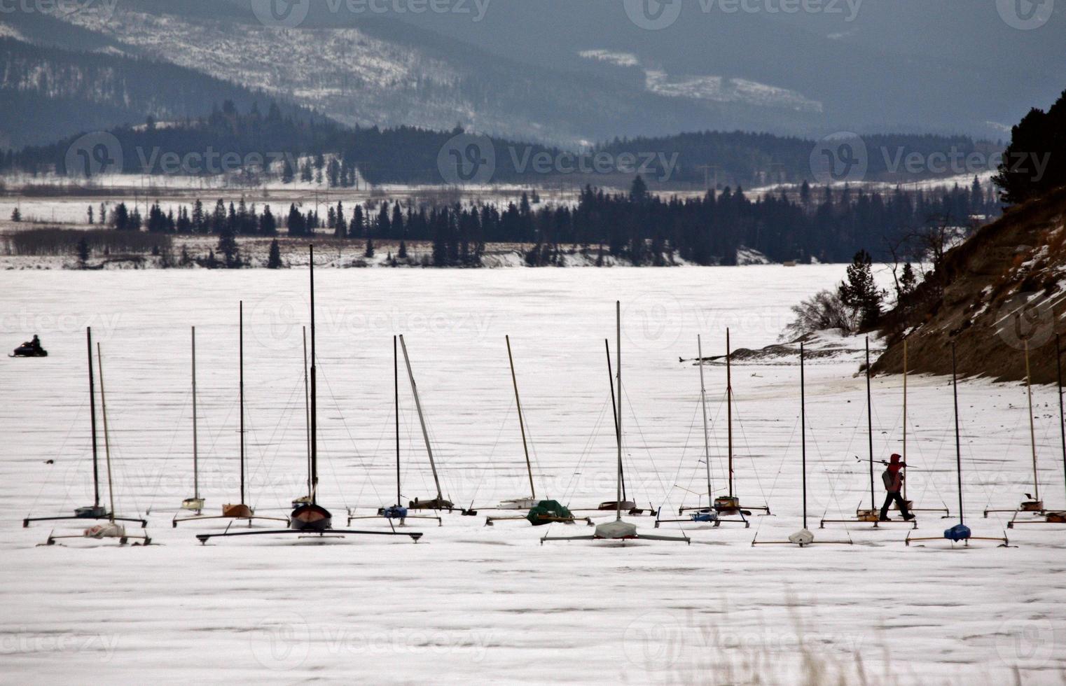 voiliers de glace sur le lac gelé de l'alberta photo