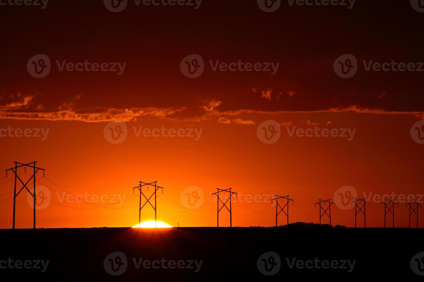 magnifique coucher de soleil derrière les tours électriques de la saskatchewan photo
