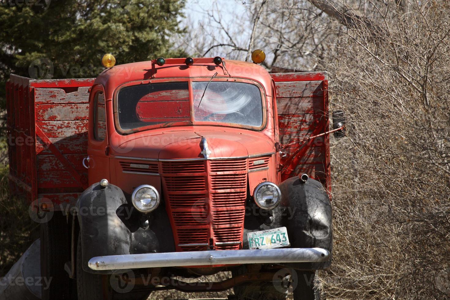 camion agricole abandonné au début du printemps photo