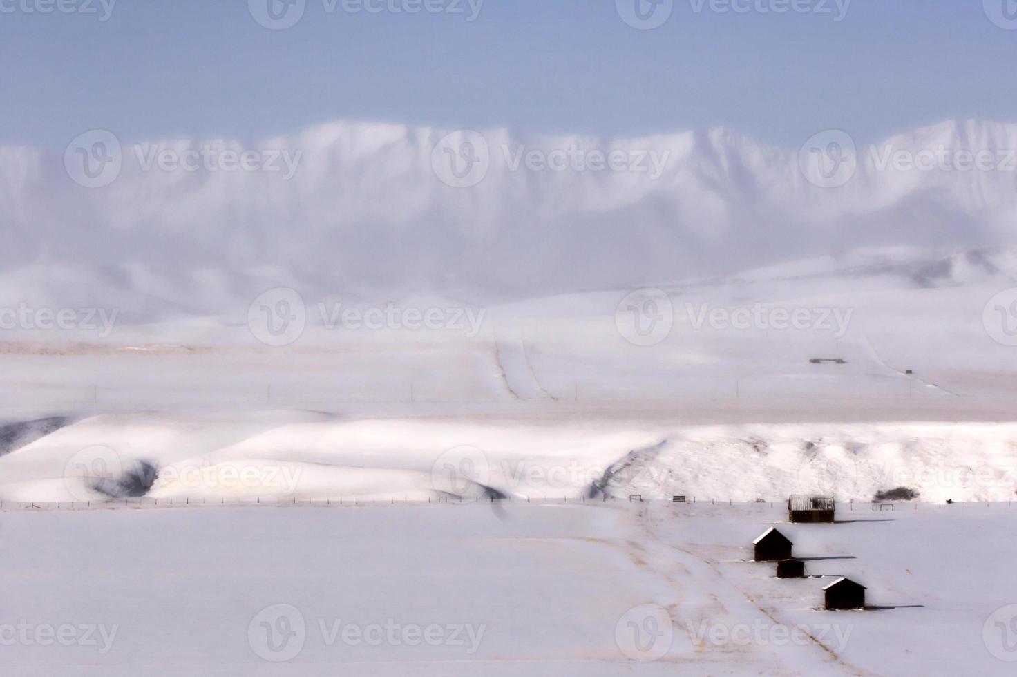 bâtiments en hiver avec des montagnes rocheuses en arrière-plan photo