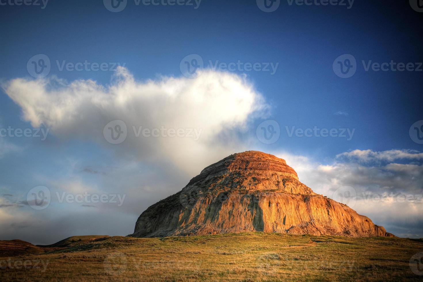 Castle Butte dans la grande vallée boueuse du sud de la Saskatchewan photo