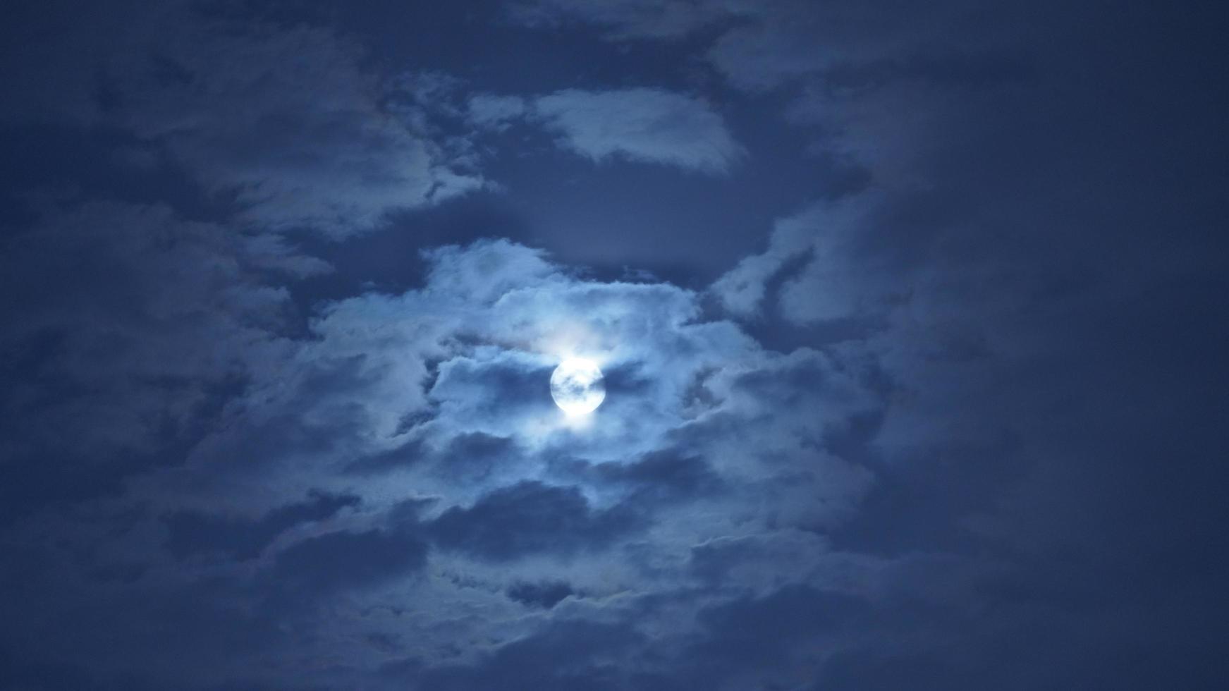 la vue nocturne de la lune avec la lune brillante dans le ciel sombre la nuit photo